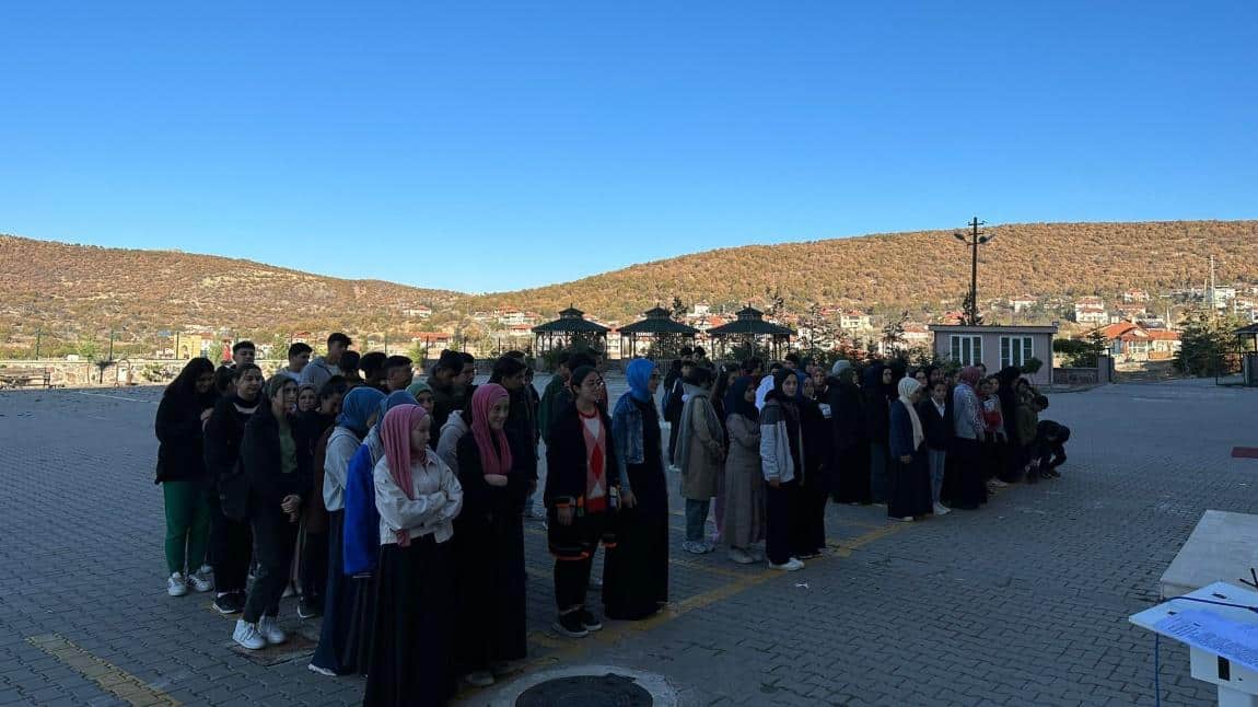 Çamlıdere Anadolu İmam Hatip Lisesi Öğrencileri Atasını Anıyor 